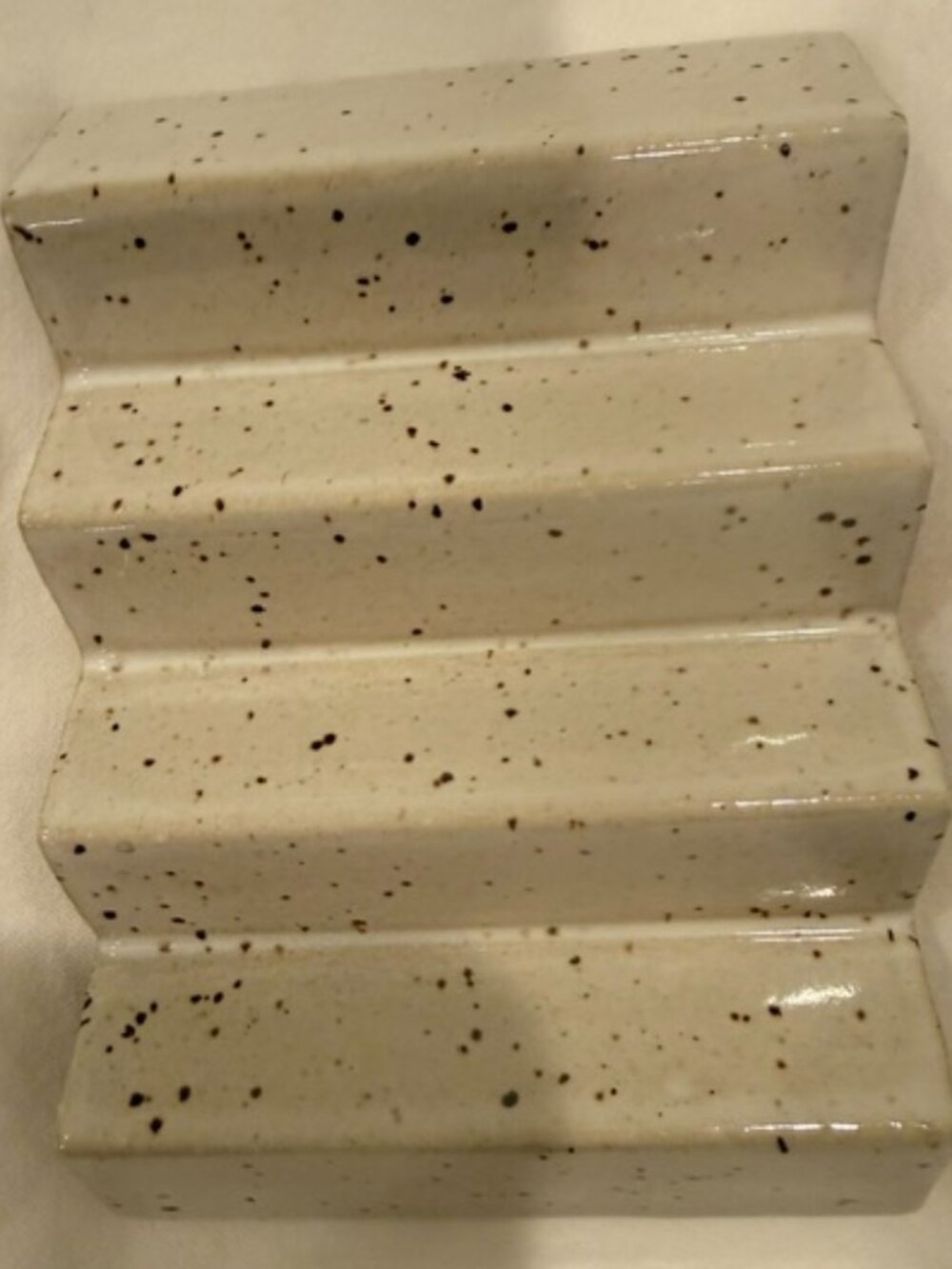 Ceramic soap dish - neutral color, speckled - new condition